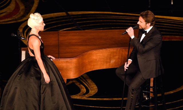 Lady Gaga &eacute;s Bradley Cooper nev&eacute;hez k&ouml;thető az idei Oscar legszebb pillanata
