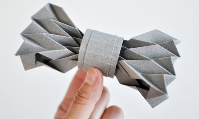 Itt az origami csokornyakkendő, ami f&eacute;ny&eacute;vekkel lek&ouml;r&ouml;zi a bolti v&aacute;ltozatot!