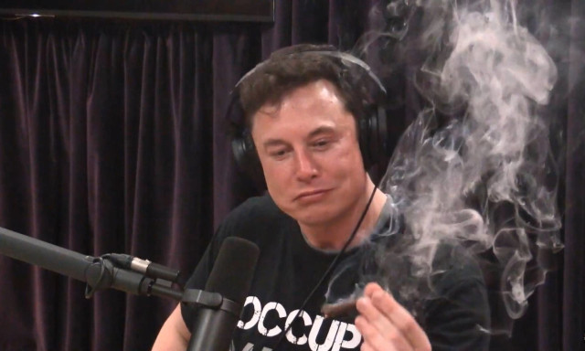 Elon Muskot m&aacute;r k&eacute;t &eacute;ve arra k&eacute;rt&eacute;k a bar&aacute;tai, hogy vonuljon drogelvon&oacute;ra