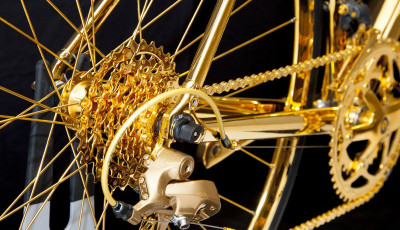 R&eacute;szegen ellopott egy biciklit, aranysz&iacute;nűre festette, s&aacute;rv&eacute;dőt &eacute;s l&aacute;mp&aacute;t szerelt r&aacute;, majd visszavitte