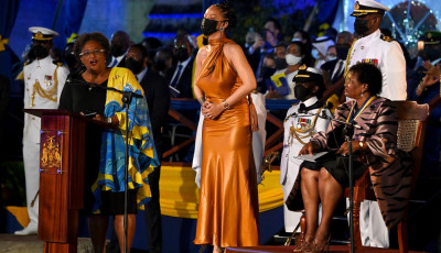 Barbados k&ouml;zt&aacute;rsas&aacute;gg&aacute; nyilv&aacute;n&iacute;totta mag&aacute;t, Rihanna pedig nemzeti hős lett - VIDE&Oacute;