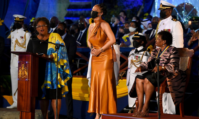 Barbados k&ouml;zt&aacute;rsas&aacute;gg&aacute; nyilv&aacute;n&iacute;totta mag&aacute;t, Rihanna pedig nemzeti hős lett - VIDE&Oacute;