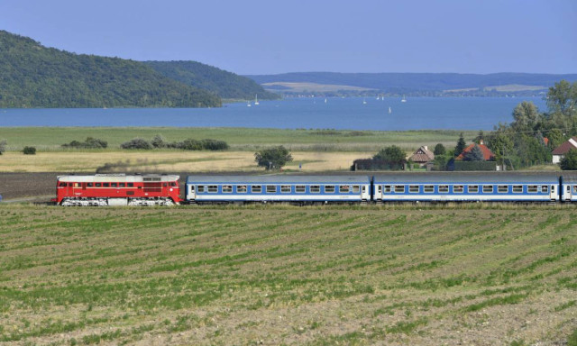 M&aacute;r az első ny&aacute;ri h&oacute;napban 630 ezren utaztak vonattal a Balatonhoz