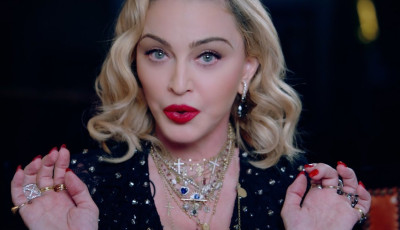 Madonna a saj&aacute;t &eacute;let&eacute;ről forgat filmet, saj&aacute;t rendez&eacute;sben