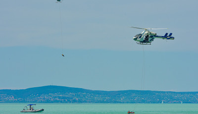 Helikopterről ugrottak a Balatonba h&eacute;tfőn a v&iacute;zimentők