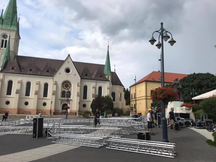 Zajlik a meló a Kossuth téren már csak egyet kell aludni és színpadra