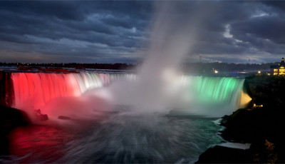Piros-feh&eacute;r-z&ouml;ldbe &ouml;lt&ouml;z&ouml;tt a Niagara-v&iacute;zes&eacute;s okt&oacute;ber 23-&aacute;n - VIDE&Oacute;