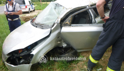 &Aacute;rokba z&uacute;gott egy aut&oacute; S&aacute;ntosn&aacute;l