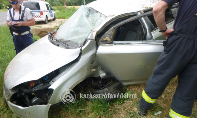 &Aacute;rokba z&uacute;gott egy aut&oacute; S&aacute;ntosn&aacute;l