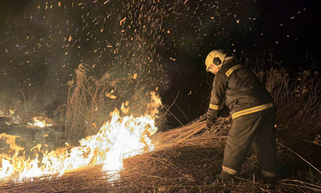 Kedden k&eacute;tszer riasztott&aacute;k a tűzolt&oacute;kat Szeny&eacute;rre az &eacute;gő aljn&ouml;v&eacute;nyzet miatt