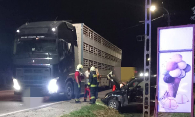 Kamion &eacute;s szem&eacute;lyaut&oacute; karambolozott B&ouml;h&ouml;ny&eacute;n