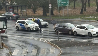 Aut&oacute;baleset t&ouml;rt&eacute;nt a F&uuml;redi utcai csom&oacute;pontban