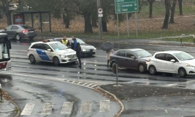 Aut&oacute;baleset t&ouml;rt&eacute;nt a F&uuml;redi utcai csom&oacute;pontban
