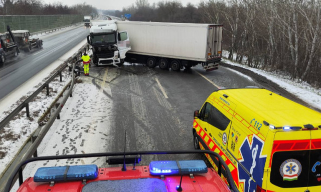 Keresztbe fordult egy kamion az M7-esen, si&oacute;fok k&ouml;zel&eacute;ben