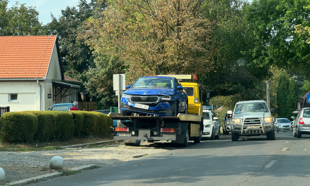 F&aacute;nak csap&oacute;dott egy aut&oacute; a Hajn&oacute;czyban