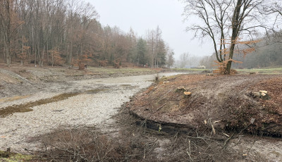 Leeresztett&eacute;k a Gyerty&aacute;nosi Parkerdő tav&aacute;t, fel&uacute;j&iacute;tj&aacute;k a st&eacute;geket