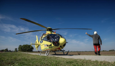 J&oacute;kor j&oacute; helyen - Szabadnapos orvos k&uuml;zd&ouml;tt egy f&eacute;rfi &eacute;let&eacute;&eacute;rt a Balatonn&aacute;l