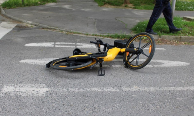 Ker&eacute;kp&aacute;rost &uuml;t&ouml;ttek el Kaposv&aacute;ron, szemtan&uacute;kat keres a rendőrs&eacute;g!