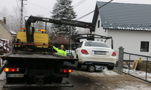 50 milla &eacute;rt&eacute;kben raboltak fegyvert, aut&oacute;t &eacute;s k&eacute;szp&eacute;nzt a Balaton-parton, a TEK kopogtatott az ajtajukon