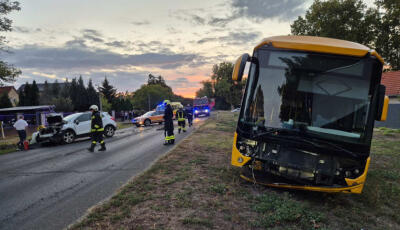 Busz &eacute;s aut&oacute; &uuml;tk&ouml;z&ouml;tt Balatonszemesen
