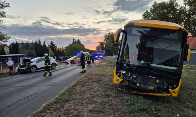 Busz &eacute;s aut&oacute; &uuml;tk&ouml;z&ouml;tt Balatonszemesen