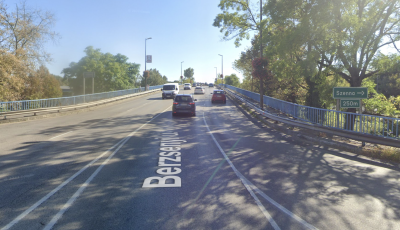 K&eacute;t aut&oacute;val is &uuml;tk&ouml;z&ouml;tt egy busz a Berzsenyi h&iacute;don, nagy a torl&oacute;d&aacute;s