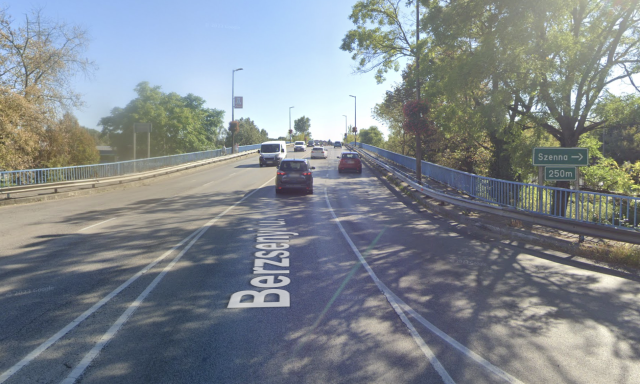 K&eacute;t aut&oacute;val is &uuml;tk&ouml;z&ouml;tt egy busz a Berzsenyi h&iacute;don, nagy a torl&oacute;d&aacute;s