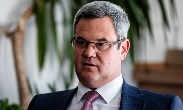 Tak&aacute;cs P&eacute;tert m&eacute;g az &aacute;g is h&uacute;zza - Most a strandon sz&oacute;ltak be neki &eacute;s a telefonj&aacute;t is el akart&aacute;k venni