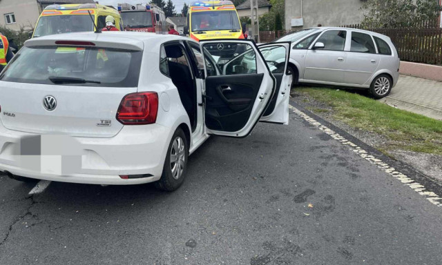 Front&aacute;lisan &uuml;tk&ouml;z&ouml;tt k&eacute;t aut&oacute;s Nagybajomban, mentőhelikopter is &eacute;rkezett a s&eacute;r&uuml;ltekhez