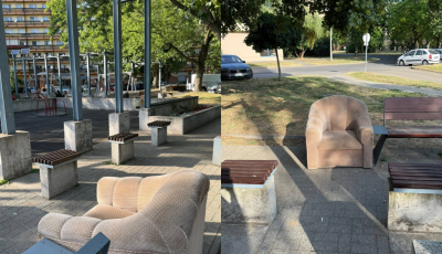 Keleti k&eacute;nyelem - Fotelből figyelheti gyermekeit valaki a S&aacute;vh&aacute;z melletti j&aacute;tsz&oacute;t&eacute;ren
