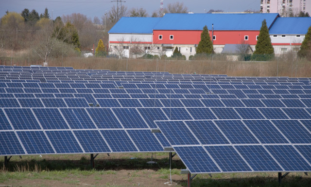 &Iacute;gy fest Kaposv&aacute;r első napelemparkja!
