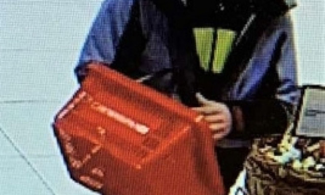 Okos&oacute;r&aacute;t lopott egy kaposv&aacute;ri &uuml;zletből, keresi a rendőrs&eacute;g