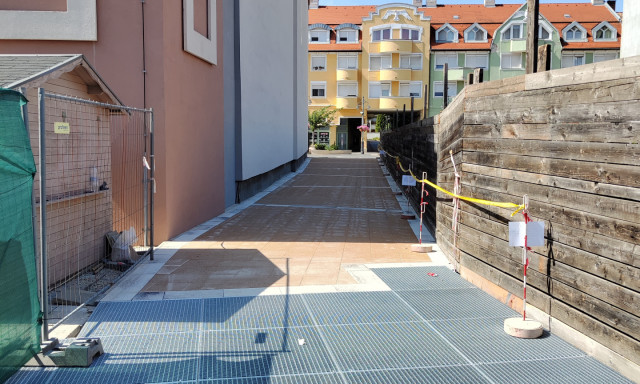 H&eacute;tv&eacute;g&eacute;n megnyitott&aacute;k a Corso fel&uacute;j&iacute;tott bej&aacute;rat&aacute;t