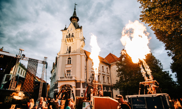 Kedd este &eacute;rnek a ballonok a Kossuth t&eacute;rre, egy fiatal kaposv&aacute;ri sr&aacute;c p&ouml;rgeti majd a lemezeket
