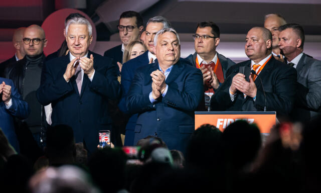 Sz&aacute;zadv&eacute;g: a magyarok fele nemzeti sz&eacute;gyennek tartotta a Fidesz korm&aacute;ny politik&aacute;j&aacute;t
