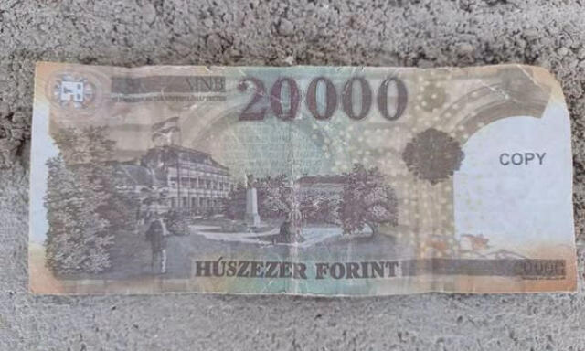M&eacute;g a &bdquo;COPY&rdquo; felirat is rajta maradt a hamis h&uacute;szezreseken &ndash; m&eacute;gis fizetni pr&oacute;b&aacute;ltak vel&uuml;k