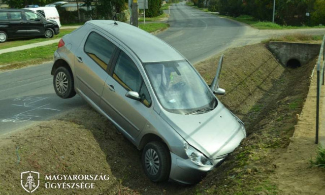 M&aacute;sf&eacute;l &eacute;v fogh&aacute;zat, &eacute;s hat &eacute;ves eltilt&aacute;st kapott a not&oacute;rius ittas vezető