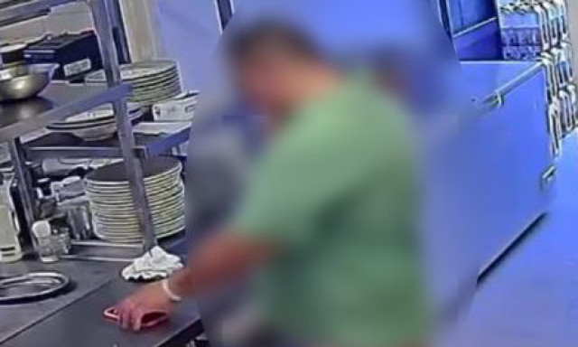 &Aacute;ll&aacute;sinterj&uacute;ra ment, telefonnal t&aacute;vozott: a vonatb&oacute;l dobta ki a zs&aacute;km&aacute;nyt a si&oacute;foki &eacute;tterem tolvaja