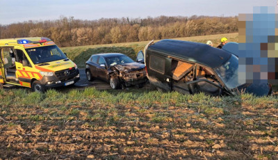 Kisbusz &eacute;s szem&eacute;lyg&eacute;pkocsi &uuml;tk&ouml;z&ouml;tt Lengyelt&oacute;ti k&ouml;zel&eacute;ben