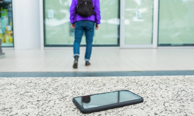 &Uacute;gy j&aacute;rhatsz, mint ez a si&oacute;foki sr&aacute;c, ha nem adod le a tal&aacute;lt telefont!