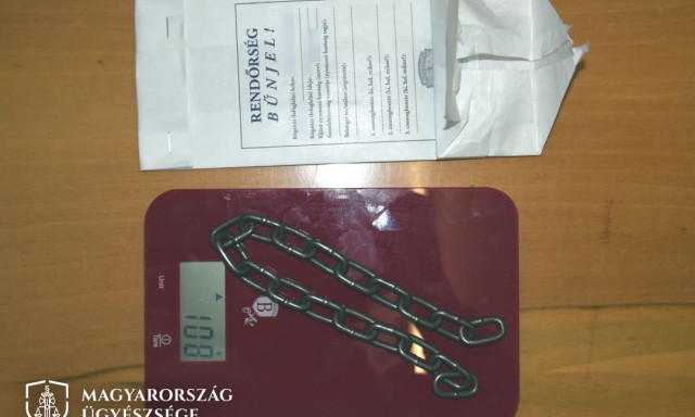 L&aacute;nccal &eacute;s k&eacute;ssel terroriz&aacute;lta csal&aacute;dj&aacute;t egy huszon&eacute;ves r&eacute;szeg f&eacute;rfi