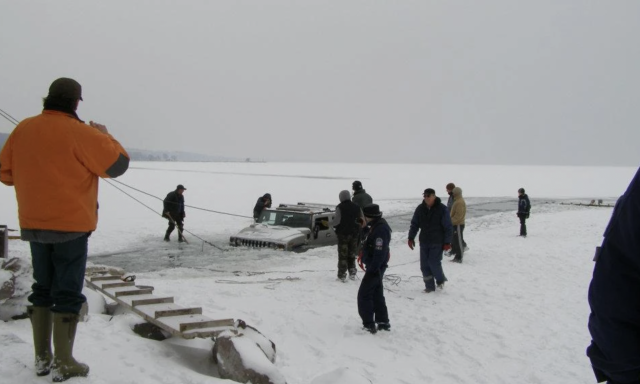 Elad&aacute;sra bocs&aacute;tott&aacute;k a jeges Balatonba szakadt Hummert