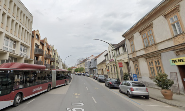 El sem hissz&uuml;k, de elk&eacute;sz&uuml;lt a Fő utca &uacute;tfel&uacute;j&iacute;t&aacute;sa