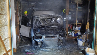 Parkol&oacute; aut&oacute;ban csaptak fel a l&aacute;ngok L&aacute;tr&aacute;nyban