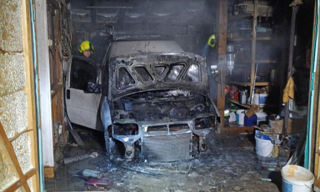 Parkol&oacute; aut&oacute;ban csaptak fel a l&aacute;ngok L&aacute;tr&aacute;nyban