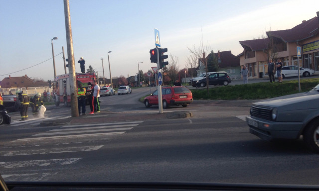 Audi &eacute;s BMW tal&aacute;lkozott az &Aacute;rp&aacute;d &uacute;ton - egyik&uuml;k tetőn landolt