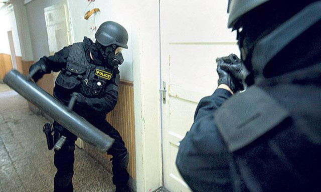 Kaposv&aacute;ri d&iacute;lerekre t&ouml;rt&eacute;k az ajt&oacute;t a rendőr&ouml;k - VIDE&Oacute;VAL