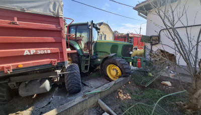 Egy t&aacute;vk&ouml;zl&eacute;si oszlopot &eacute;s ker&iacute;t&eacute;st kid&ouml;ntve egy h&aacute;z fal&aacute;nak csap&oacute;dott egy traktor Enyingen