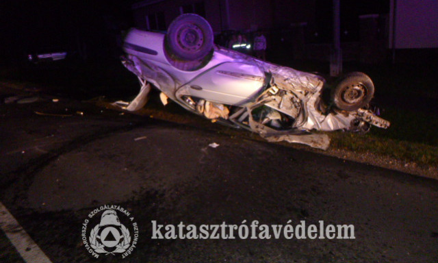 &Aacute;rokba hajtott, majd az &uacute;ttestre csap&oacute;dott &eacute;s fejtetőn &aacute;llt meg egy aut&oacute; Somogyv&aacute;ron