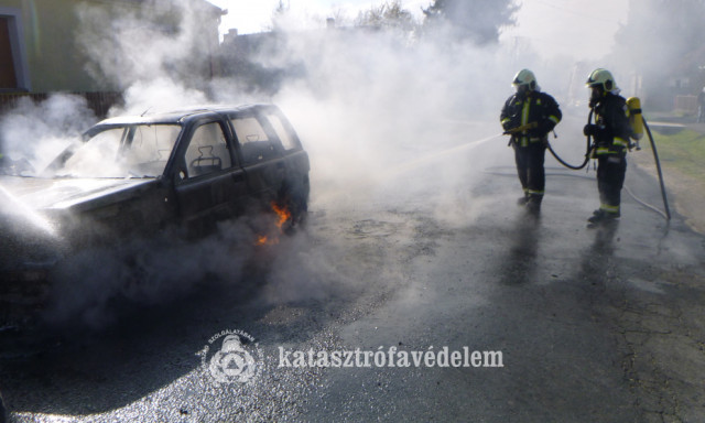 Cs&uuml;t&ouml;rt&ouml;k&ouml;n ki&eacute;gett egy aut&oacute; Nagyszak&aacute;csiban
